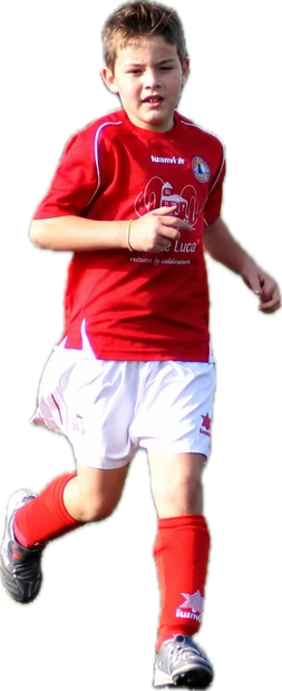 Joan de niño corriendo con el balón