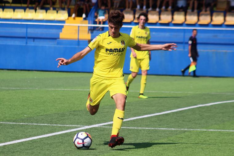 Joan golpeando el balón con el Villarreal