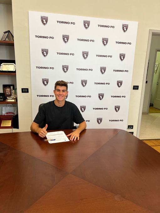 Joan firmando por el Torino