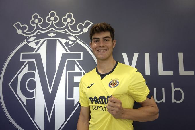 Joan posando con la camiseta del Villarreal