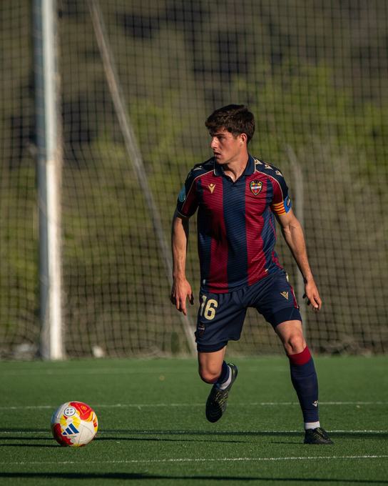Joan jugando con el Atlético Levante