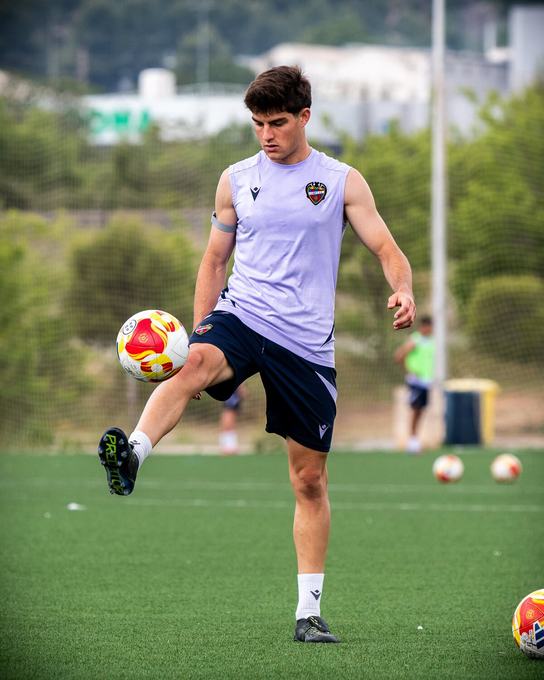 Joan entrenando con el Levante